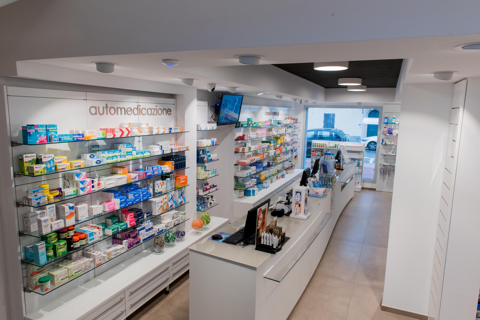 Area automedicazione e vista sull'ingresso della Farmacia Bertolai a Pescia
