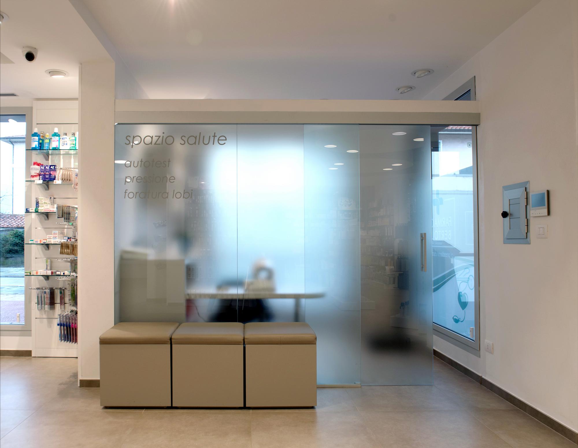 Cabina Spazio Salute per autotest, pressione e foratura lobi nella Farmacia Bertolai a Pescia