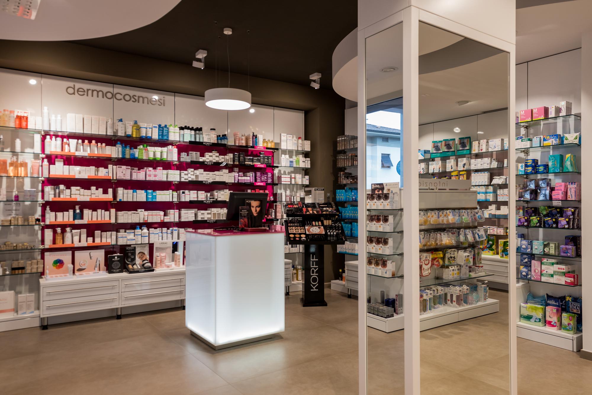 Espositore dedicato alla dermocosmesi nella Farmacia Bertolai a Pescia