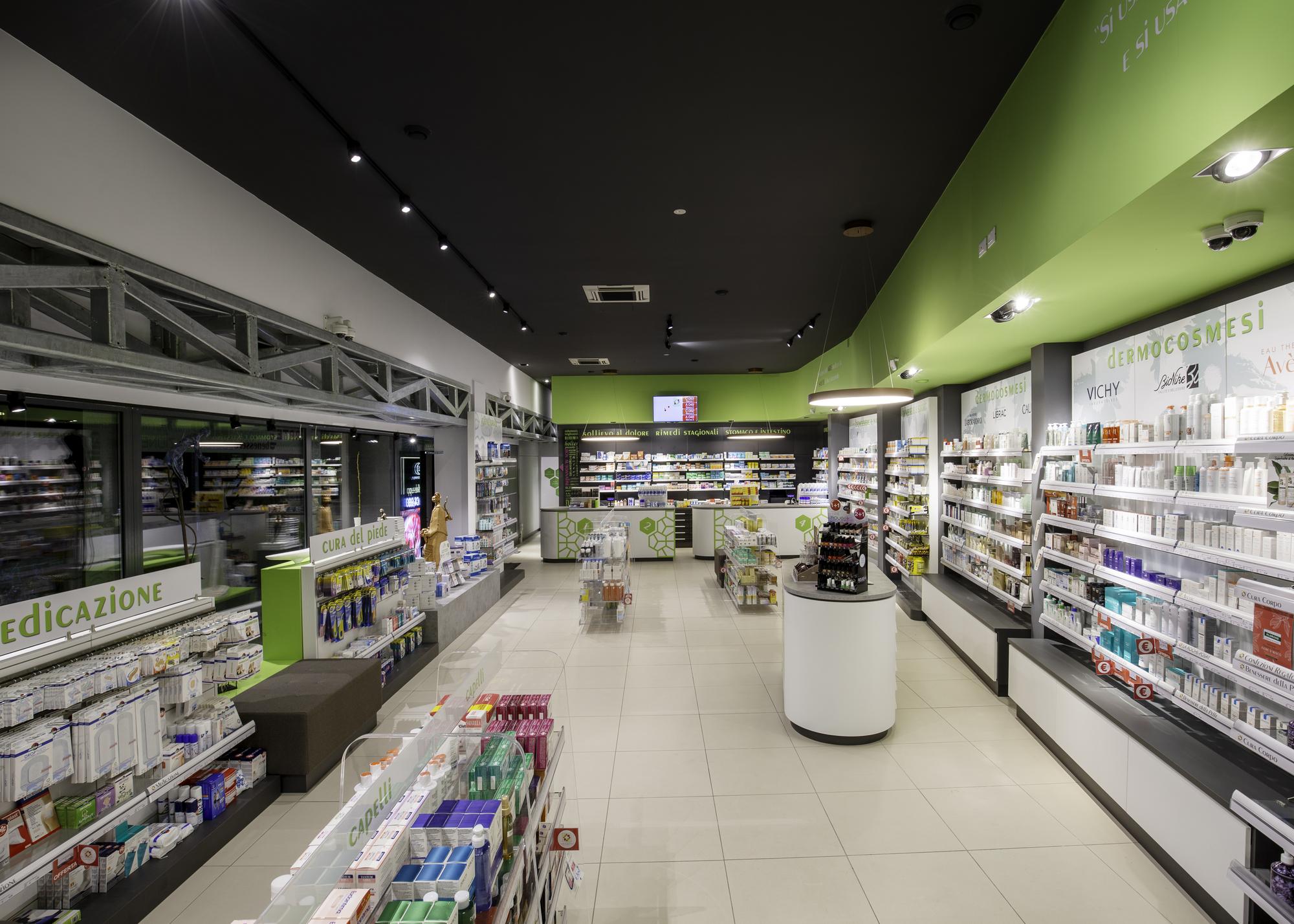 Banco vendita con area cura del piede della Farmacia Comunale 3 di Camaiore