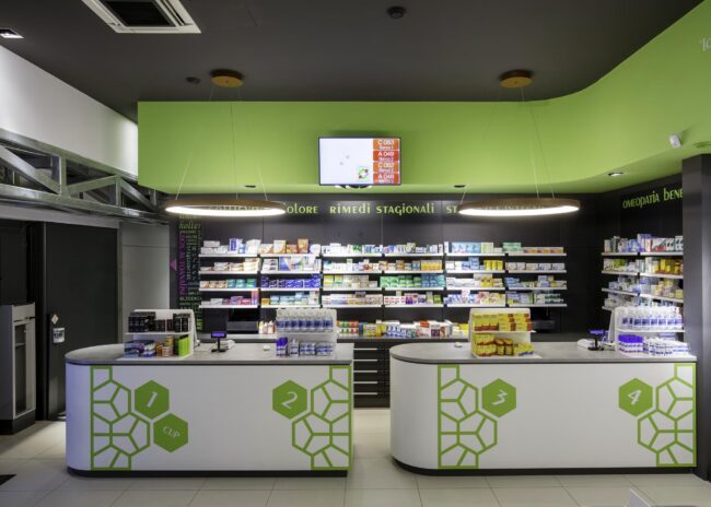 Banco vendita della Farmacia Comunale 3 di Camaiore con cubi numerati e area CUP servizi