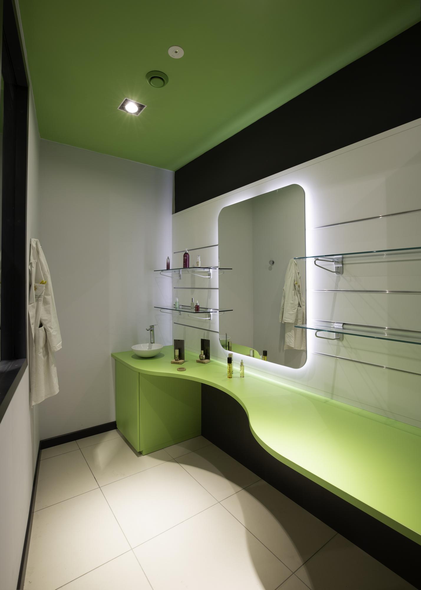 Cabina estetica della Farmacia Comunale 3 di Camaiore con specchio illuminato