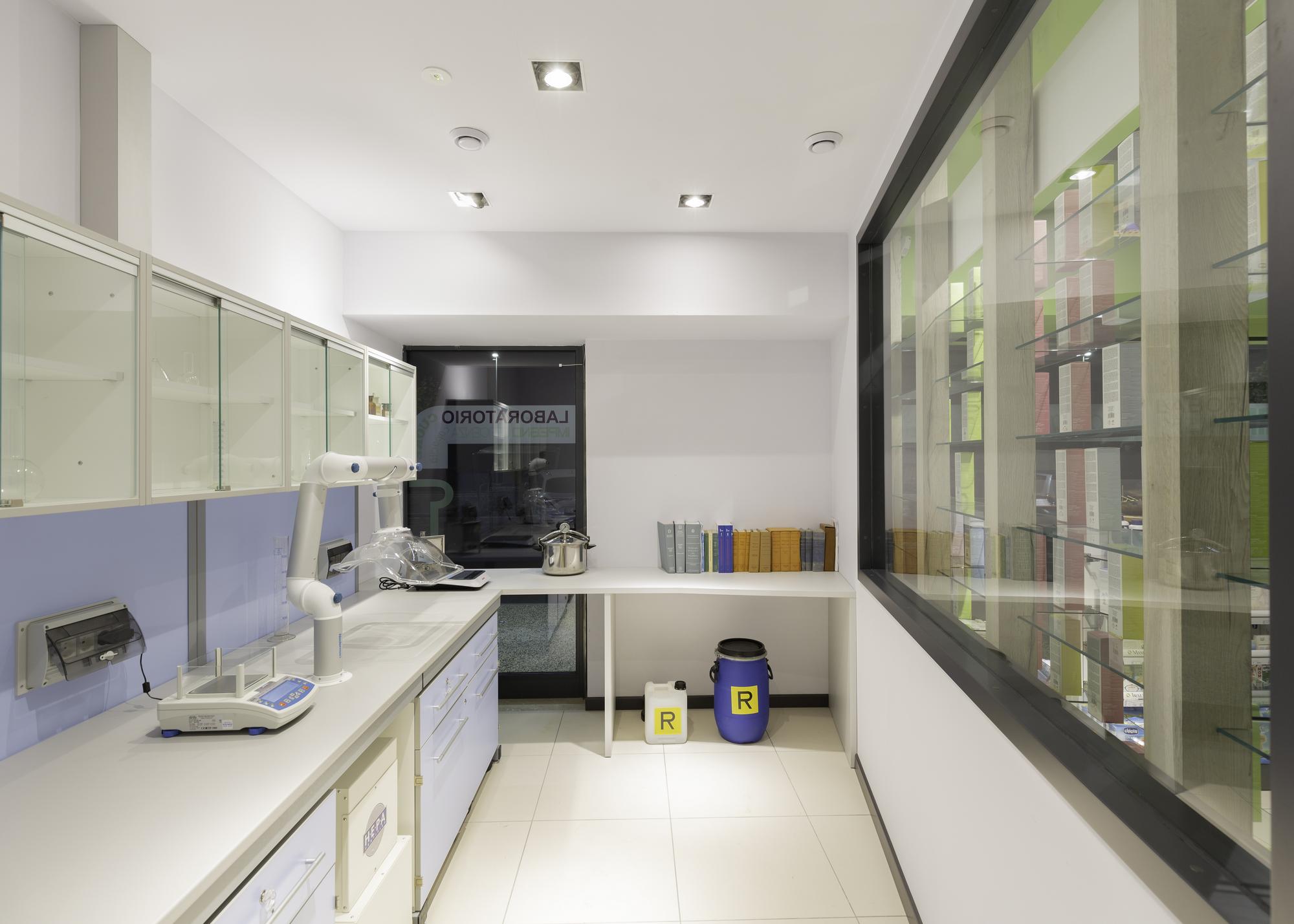 Laboratorio galenico a norma della Farmacia Comunale 3 di Camaiore