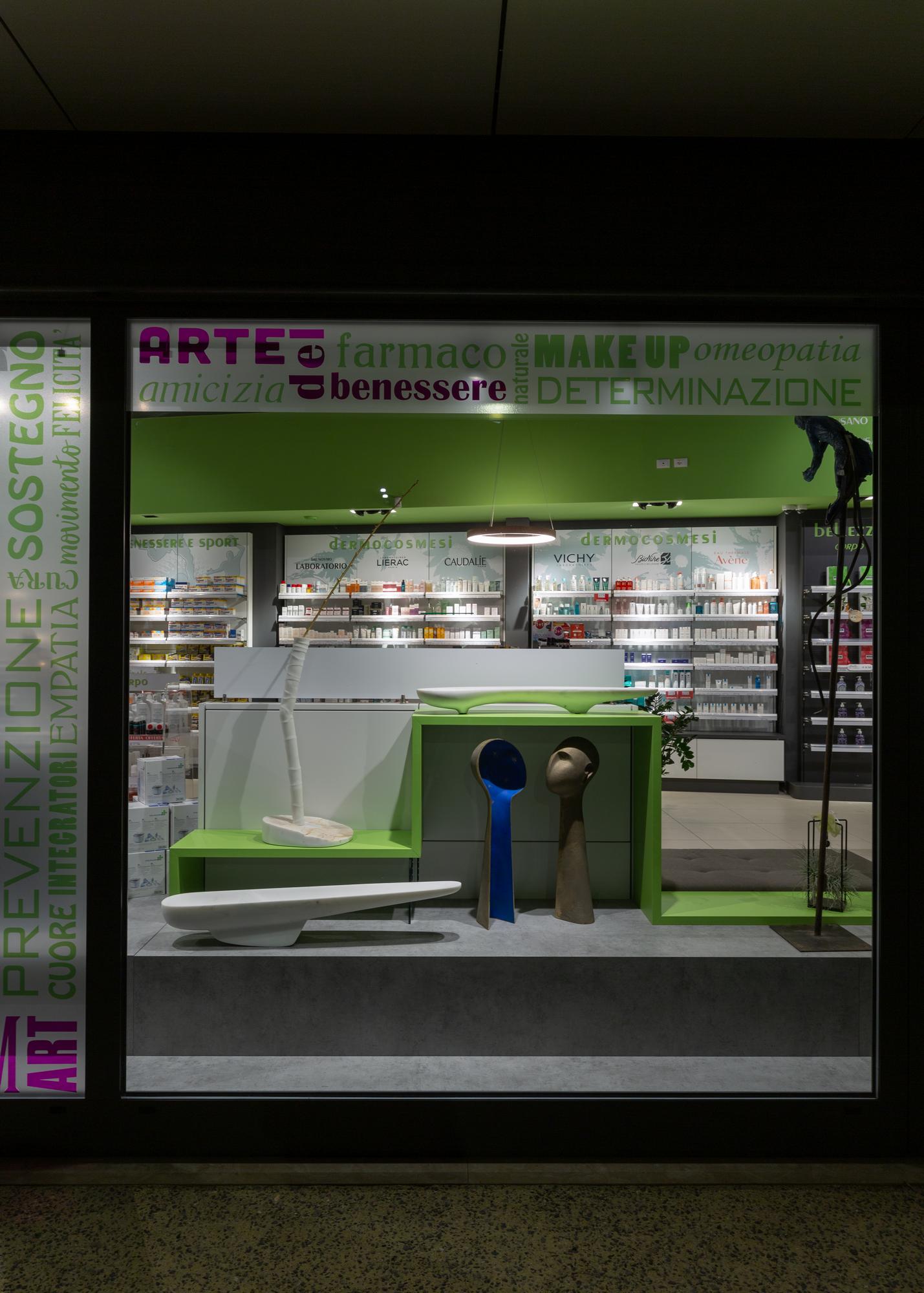 Vetrina della Farmacia Comunale 3 di Camaiore dedicata all arte del farmaco e make up