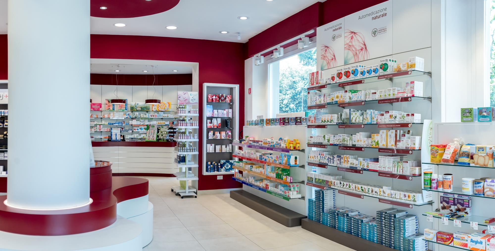 Area automedicazione naturale con scaffali colorati della Farmacia del Corallo a Livorno