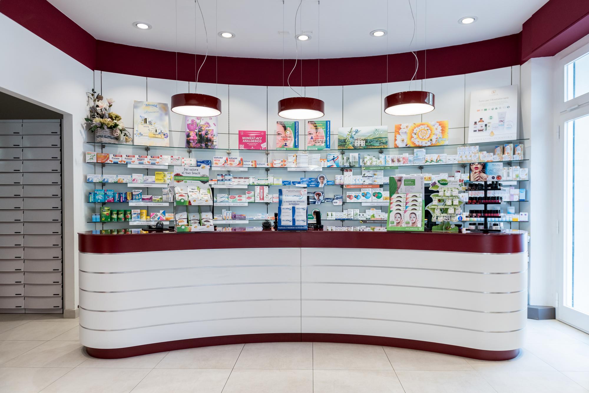 Vista panoramica del banco vendita con scaffali frontali della Farmacia del Corallo a Livorno