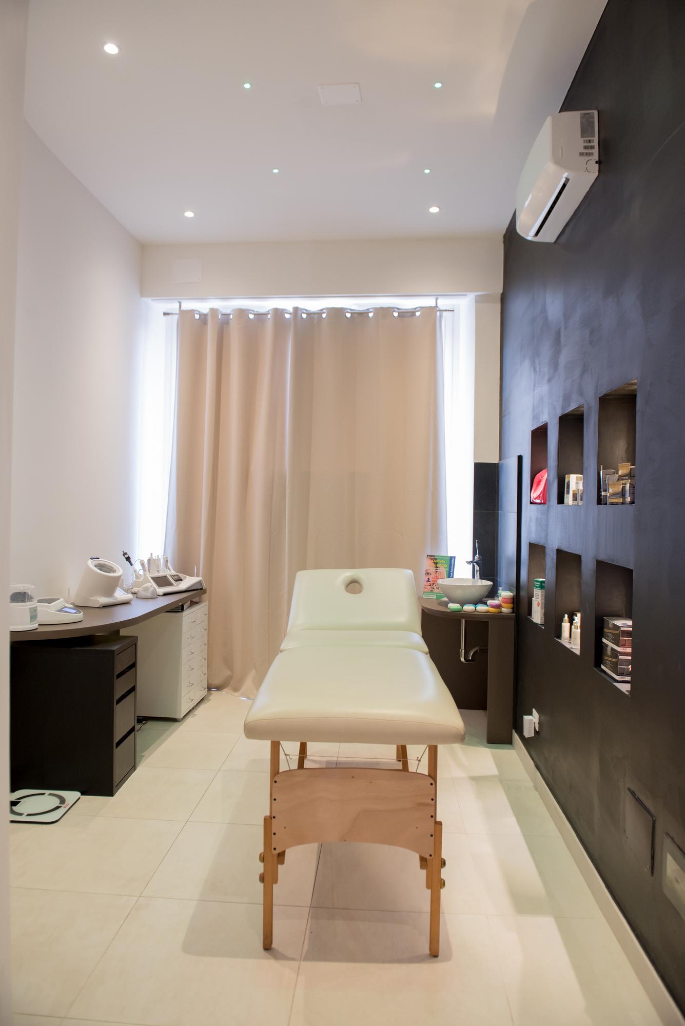 Cabina estetica con lettino e nicchie luminose della Farmacia del Corallo a Livorno