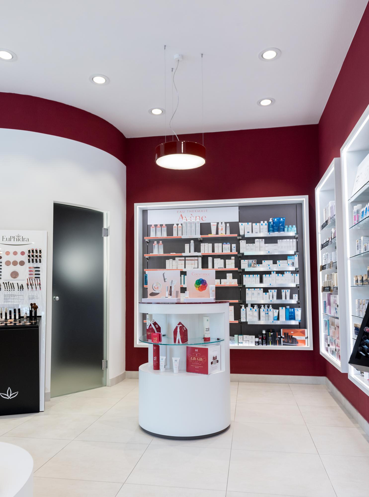Nicchia espositiva con prodotti Avene e Euphidra della Farmacia del Corallo a Livorno