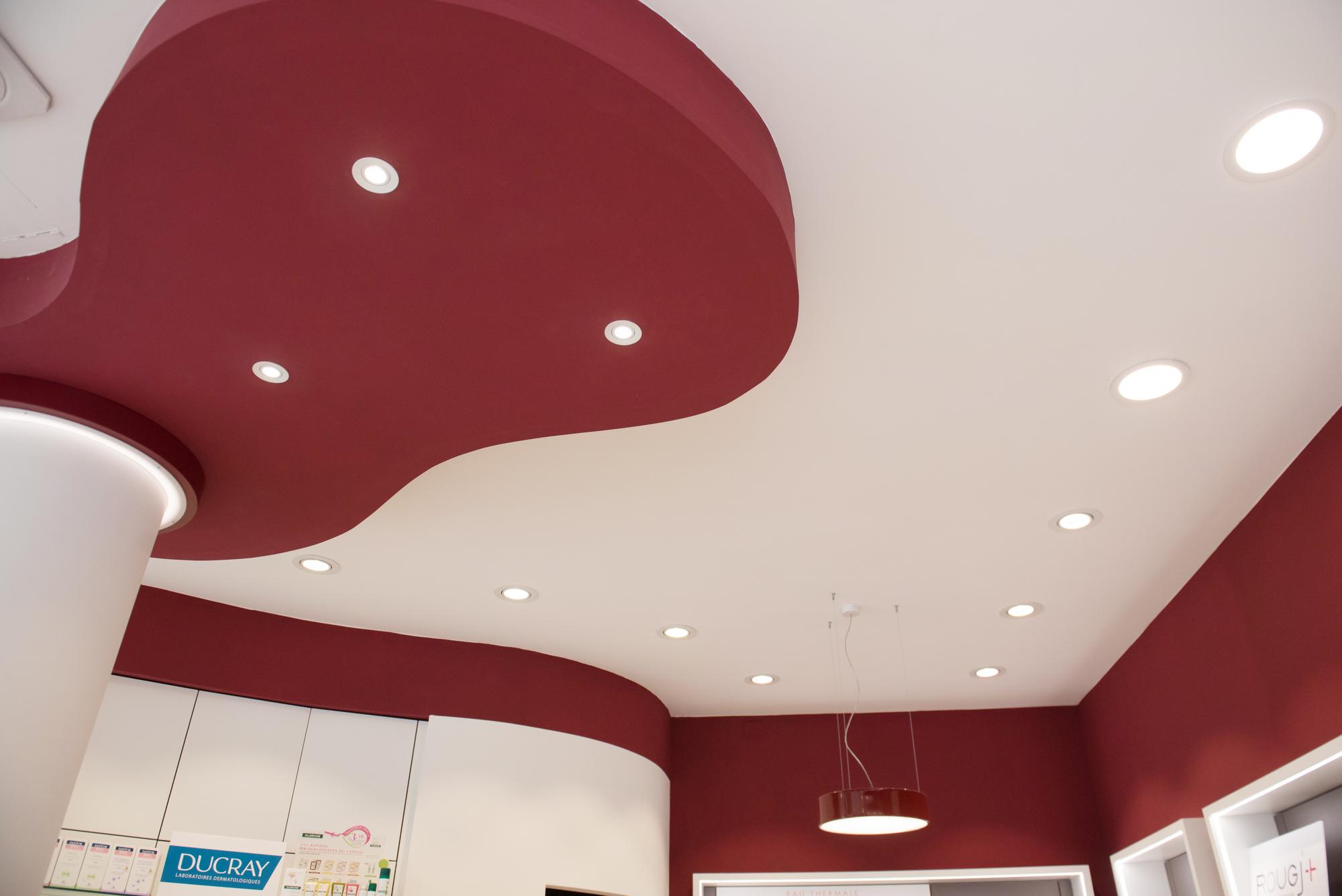 Dettaglio architettonico del soffitto color corallo della Farmacia del Corallo a Livorno