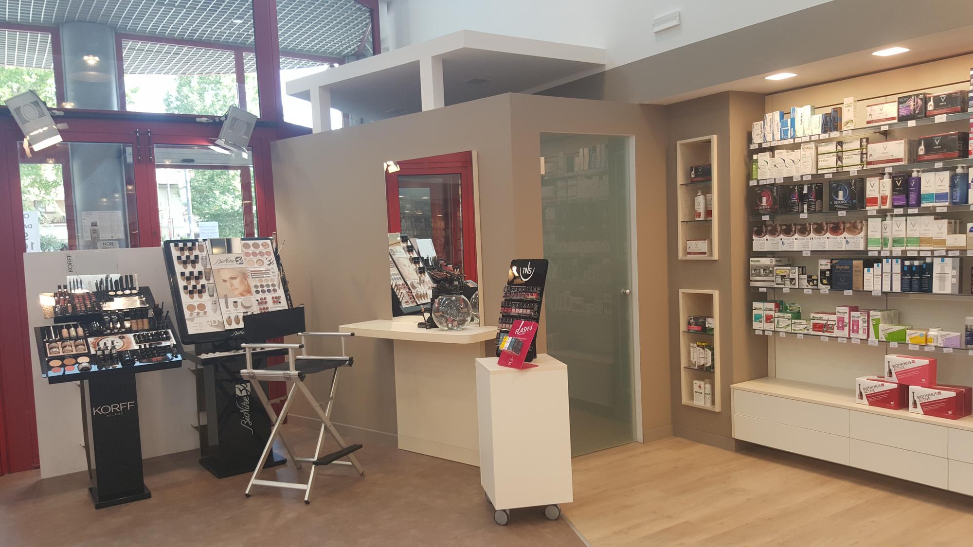 Area trucco Korff e cabina servizi della Farmacia della Marina a Calenzano