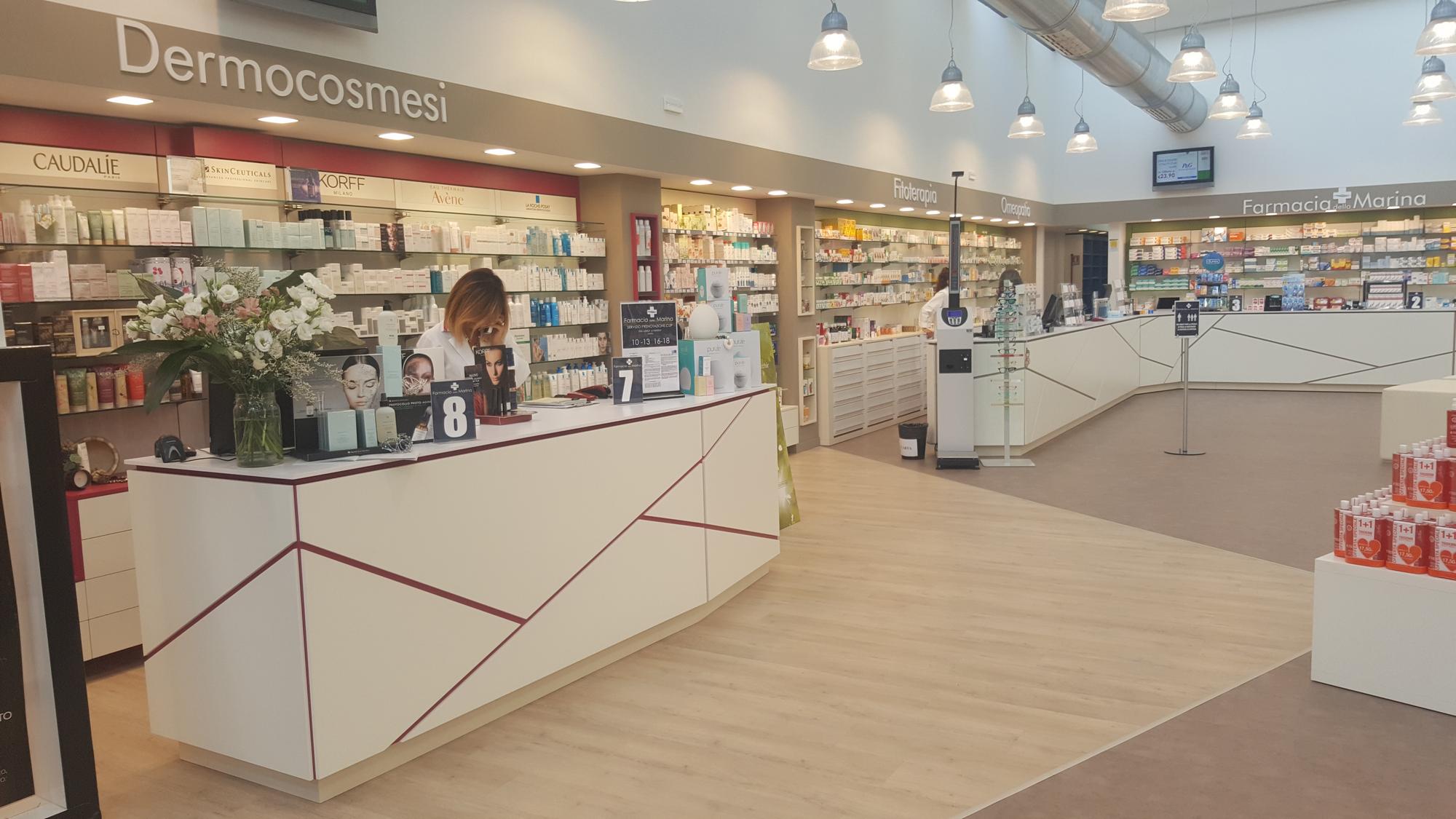 Banco vendita e area dermocosmesi della Farmacia della Marina a Calenzano