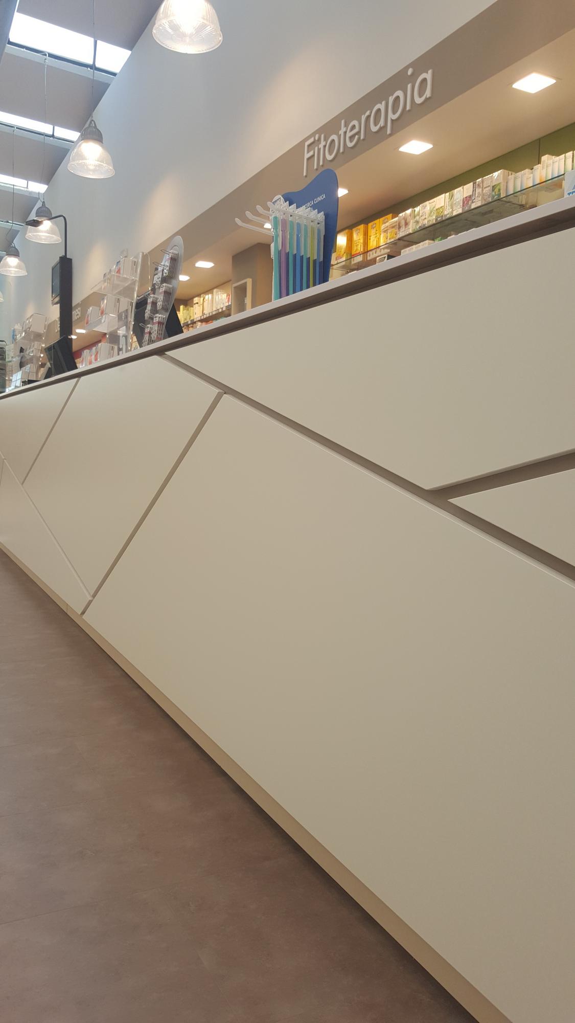 Dettaglio del banco vendita geometrico nell area Fitoterapia della Farmacia della Marina a Calenzano
