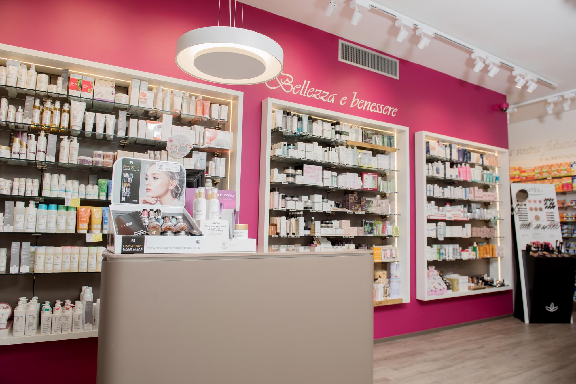Area bellezza e benessere con banco vendita delle Farmacie Riunite Certaldo