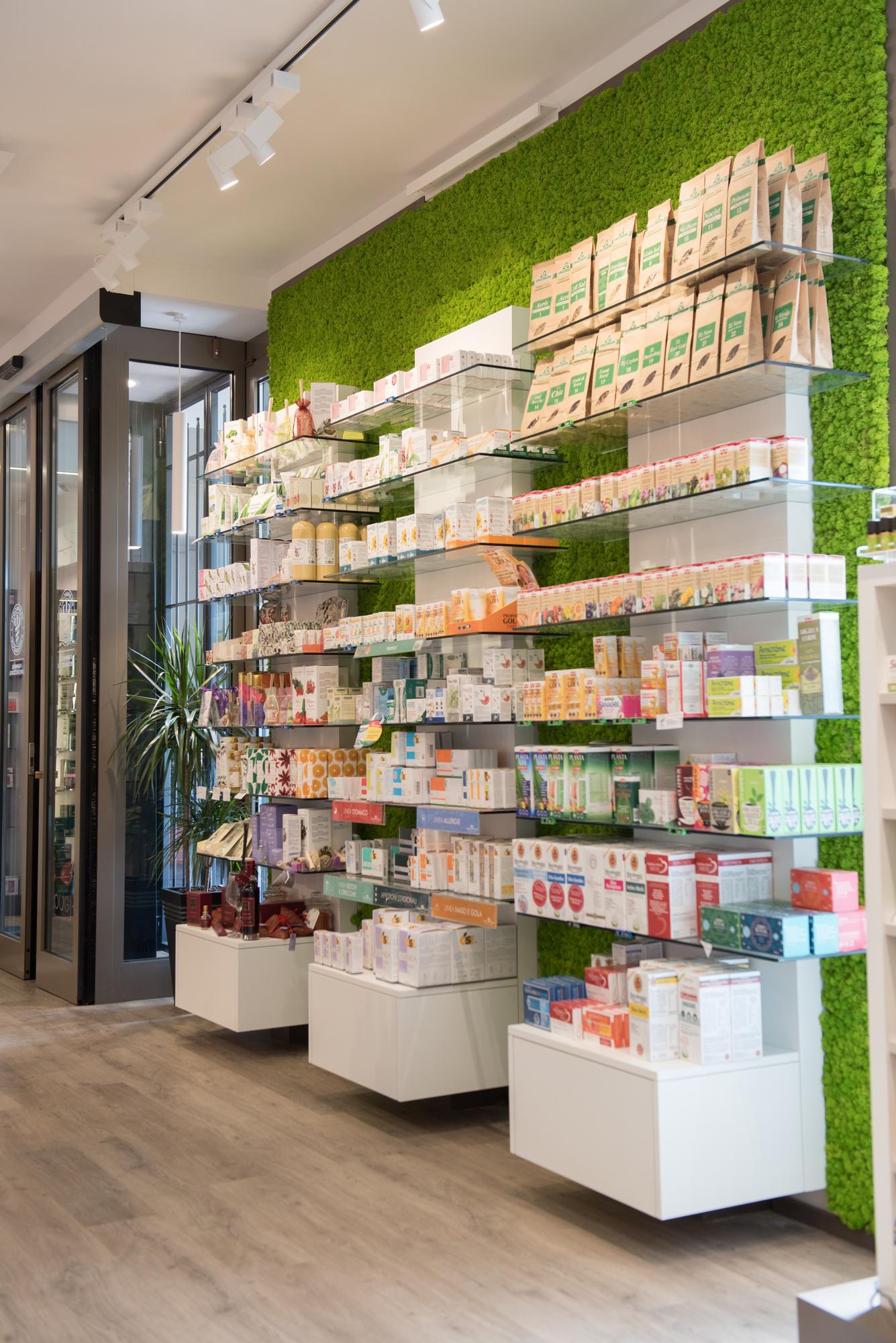 Banco curvilineo con area Analisi e consulenza delle Farmacie Riunite Certaldo
