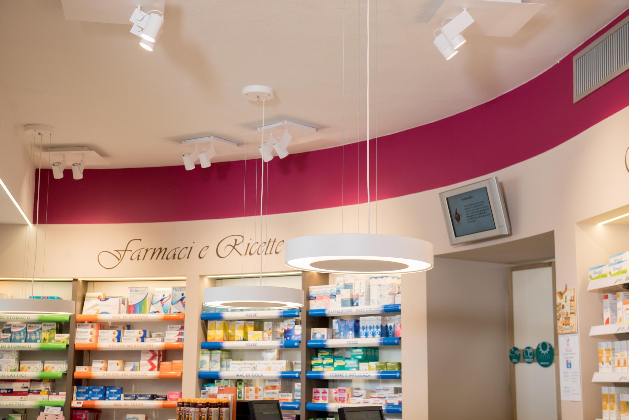Dettaglio del soffitto e degli scaffali Farmaci e Ricette delle Farmacie Riunite Certaldo