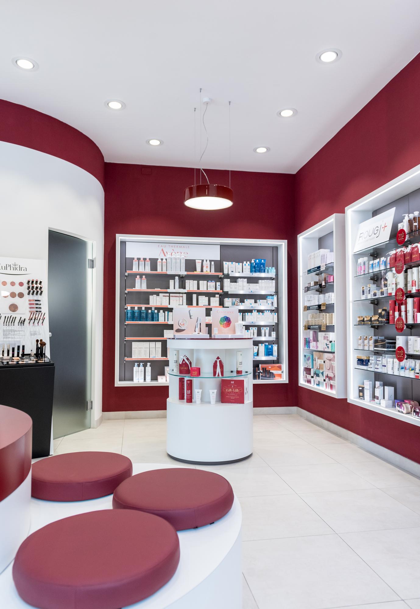 Farmacia del Corallo Livorno: area attesa con sedute e parete dermocosmesi