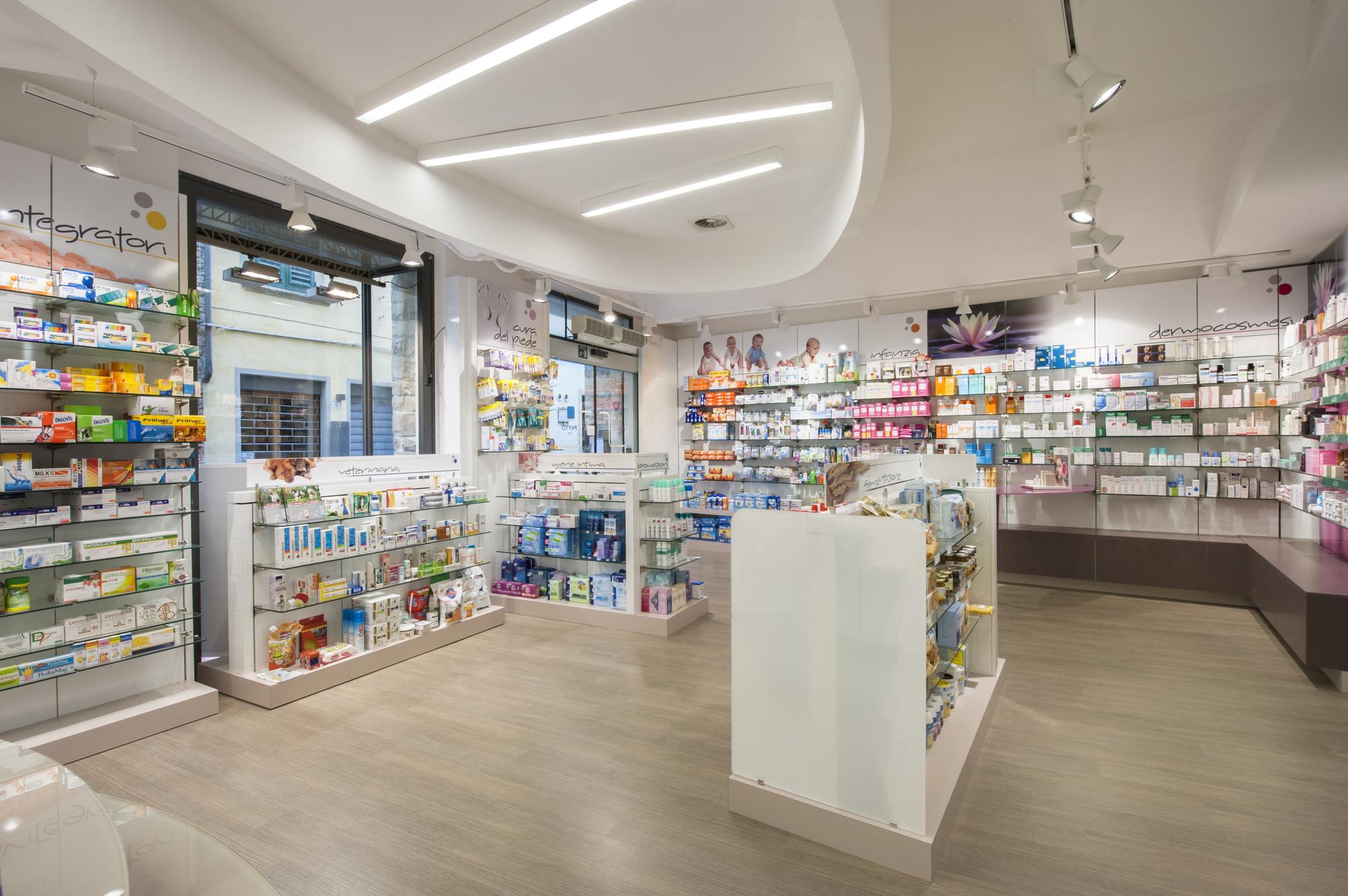 Farmacia Priamo Montaione: area a libero servizio e reparti
