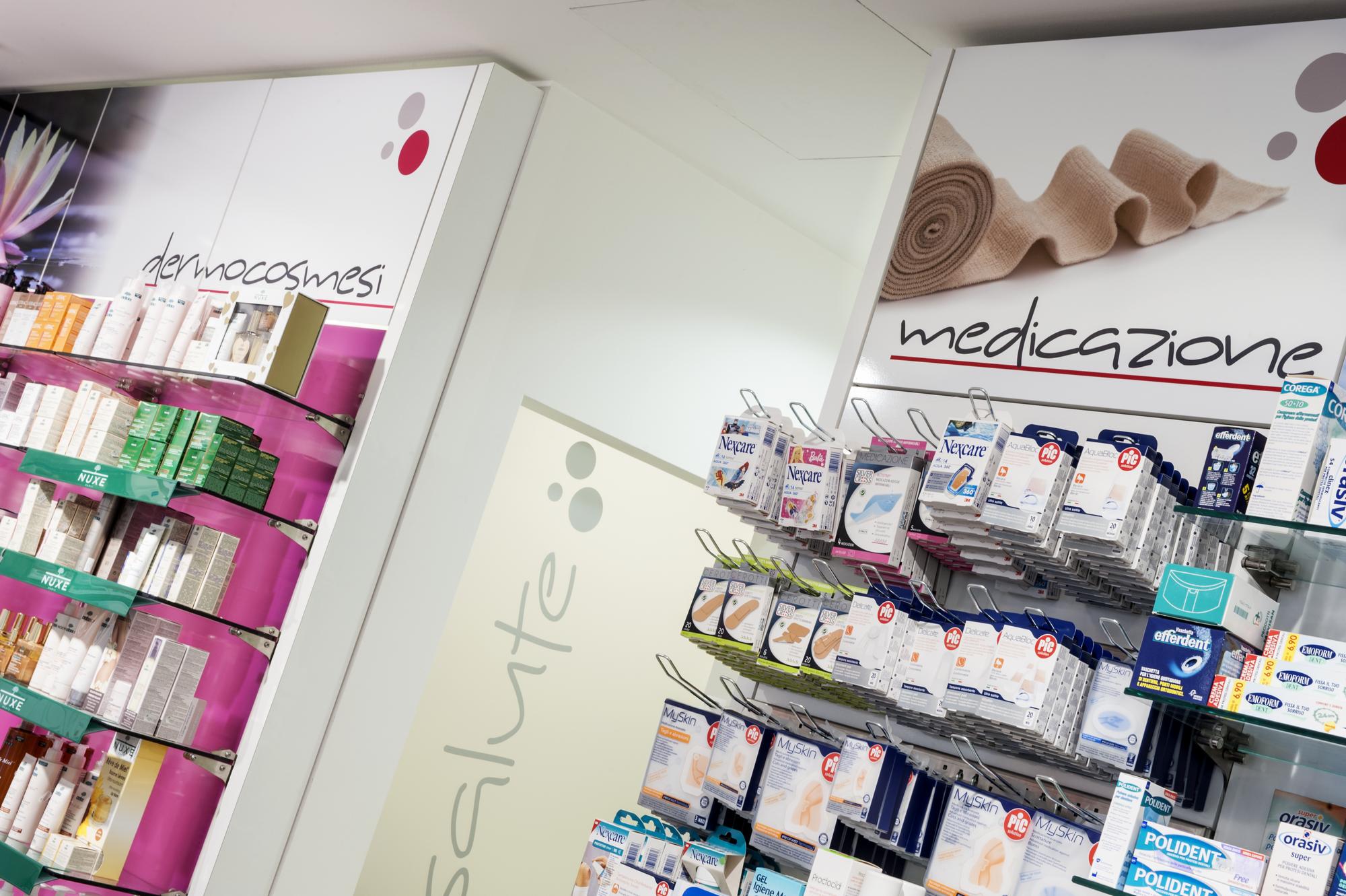 Farmacia Priamo Montaione: segnaletica dei reparti dermocosmesi e medicazione